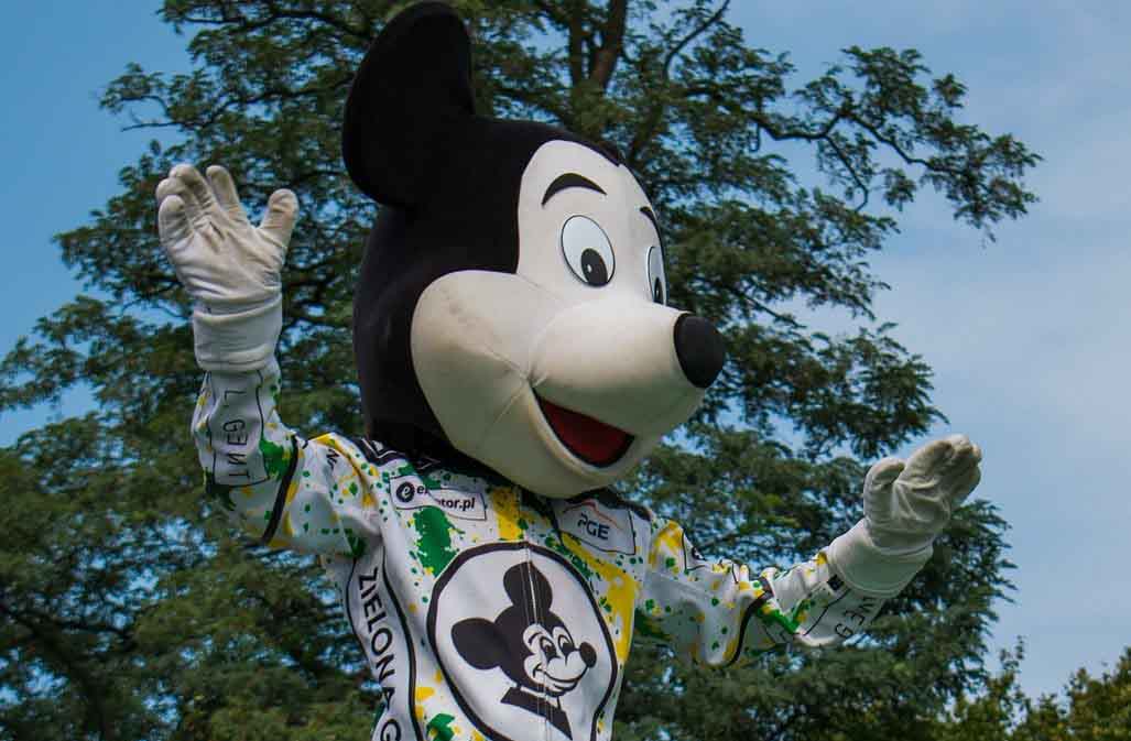 mascot-g0266c83bf_1920 Postać Myszki Miki Żużlowy Falubaz pod rękę z posłem Mejzą Kibice Łapy precz