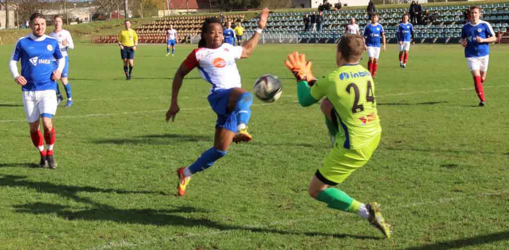 Jedenastu mężczyzn na boisku