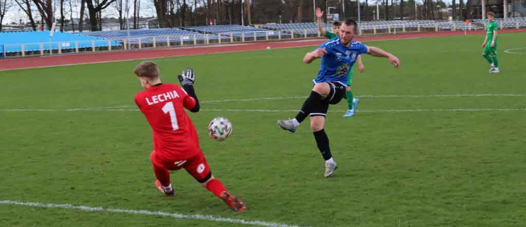 Syrena wysoko wygrywa w Zielonej Górze. Kogo pozdrawia trener Leszczyński? (ZDJĘCIA) Czterej mężczyźni na boisku, jeden kopie piłkę