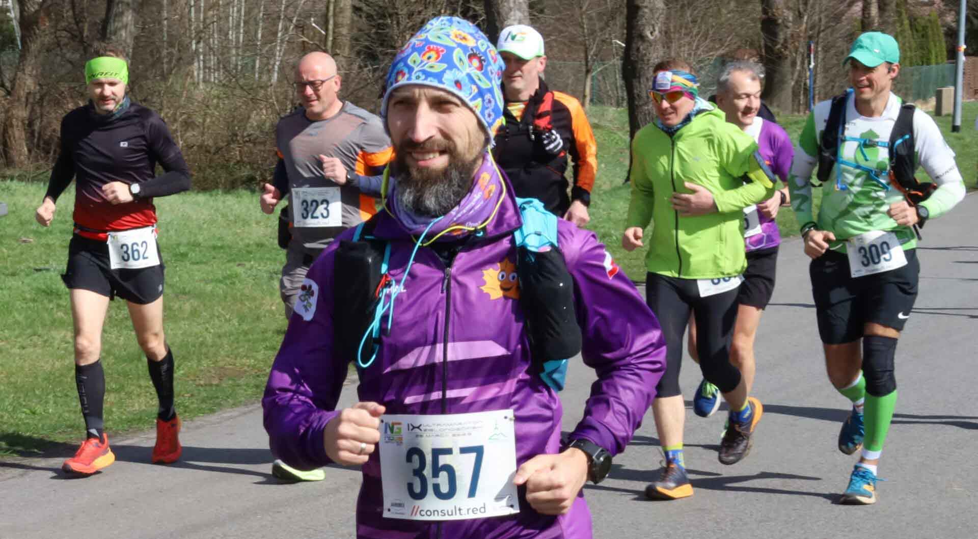 Siedmiu biegnących mężczyzn  IX Ultramaraton Zielonogórski Najwięksi śmiałkowie przebiegli 103 kilometry ZDJĘCIA
