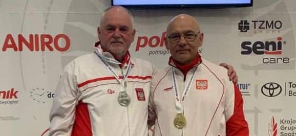 Dwaj mężczyźni z medalami