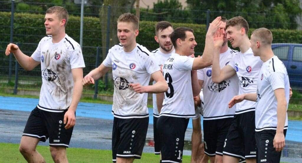 Ośmiu mężczyzn na boisku