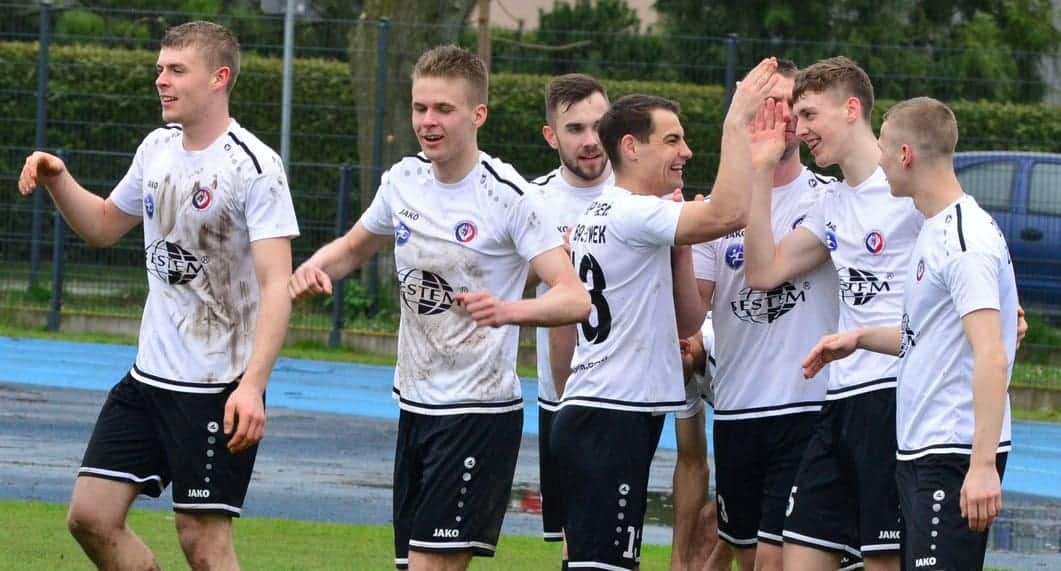 Ośmiu mężczyzn na boisku  W IV lidze liderzy trzymają się mocno Sześć bramek Polonii pięć Meprozetu