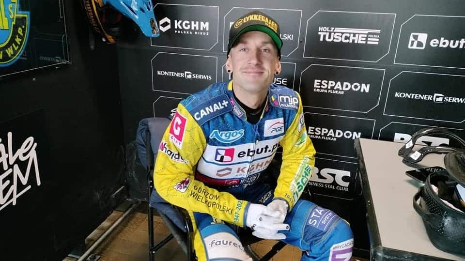 Uśmiechnięty mężczyzna w żużlowym stroju