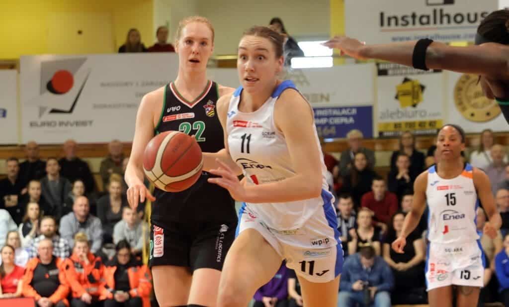 Trzy kobiety grają w koszykówkę