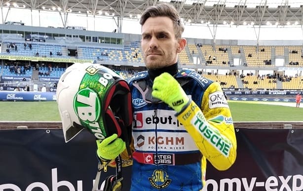 Stal przegrywa w Toruniu, ale jest sporo optymistycznych wniosków Mężczyzna z kaskiem w ręku