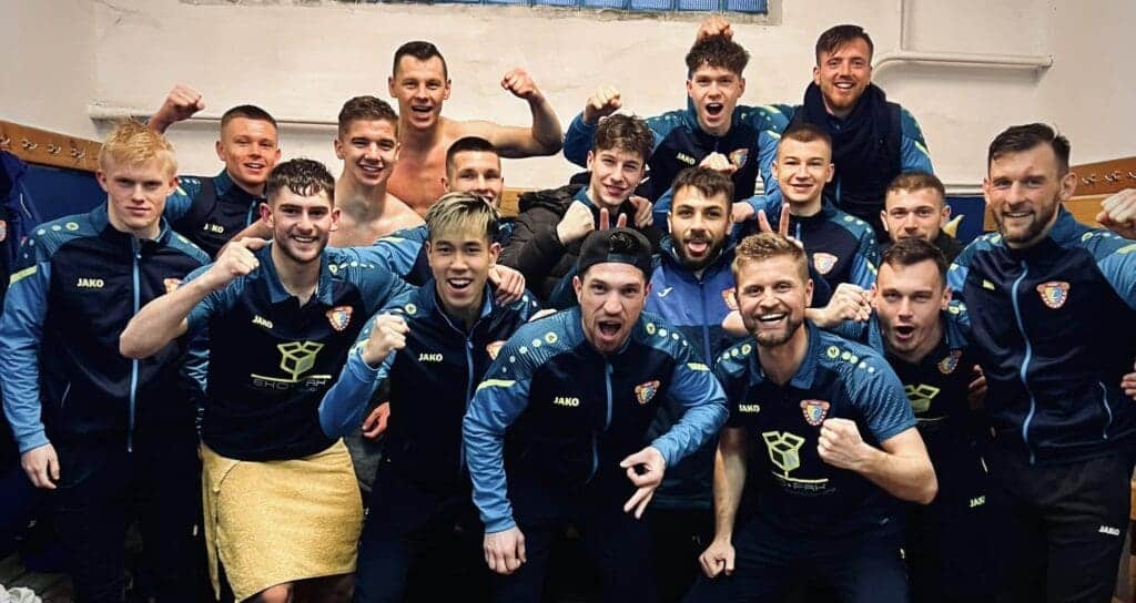 Siedemnastu cieszących się mężczyzn