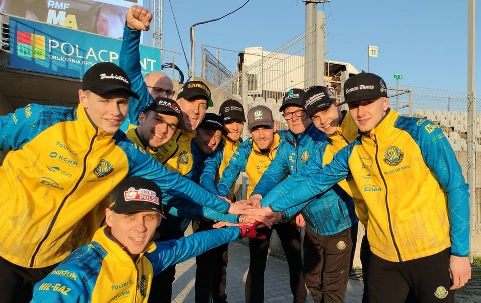 Jedenastu mężczyzn mobilizujących się przed meczem