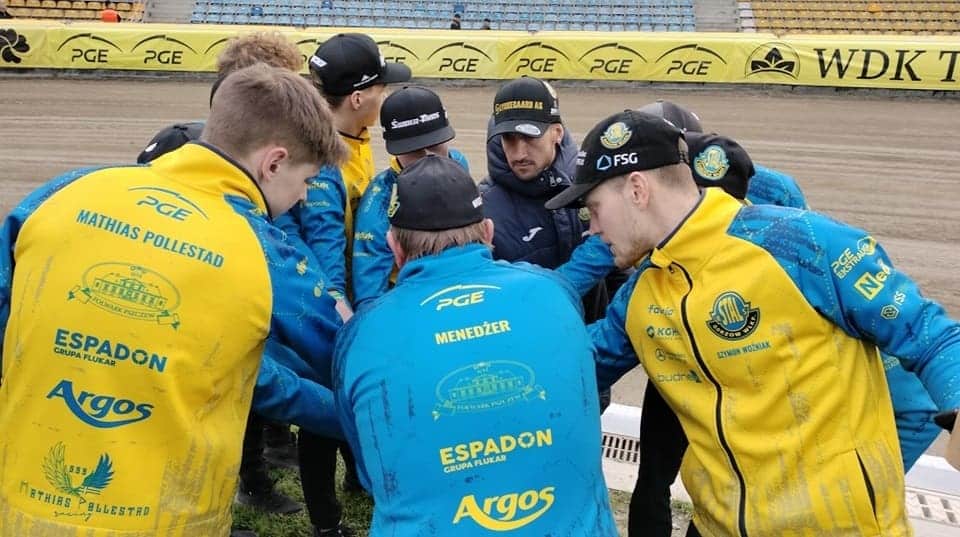 Grupa mobilizujących się mężczyzn