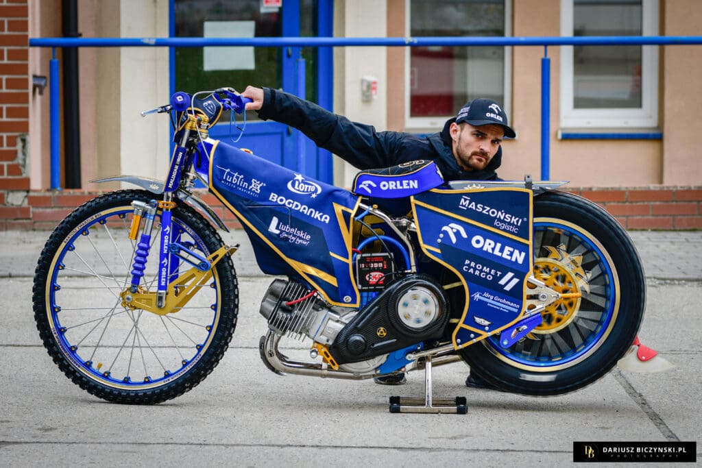 Falubaz przegrywa sparing z mistrzem Polski. Udany występ Pawlickiego i juniorów (ZDJĘCIA) Mężczyzna przy motocyklu żużlowym