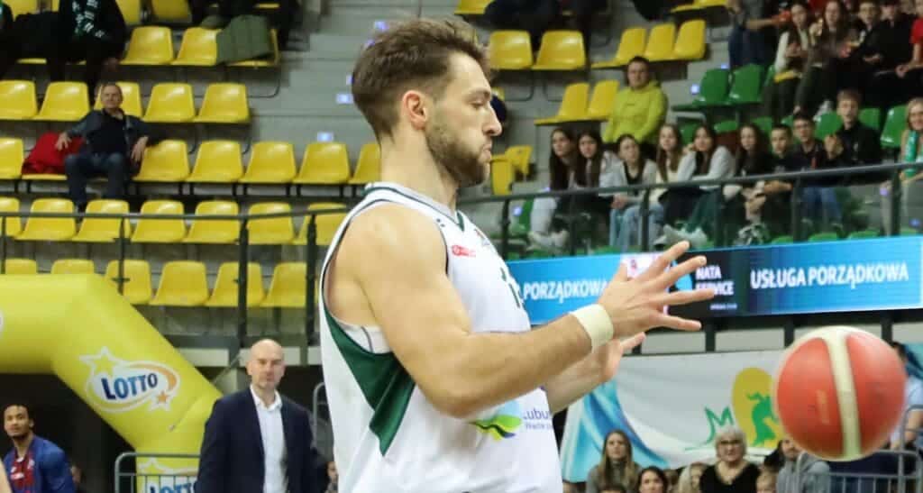 Mężczyzna próbujący złapać piłkę