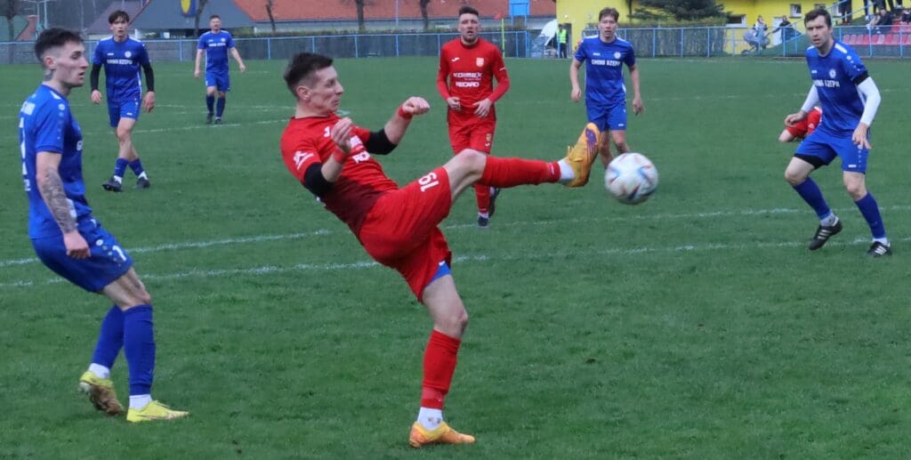 Ośmiu mężczyzn na boisku