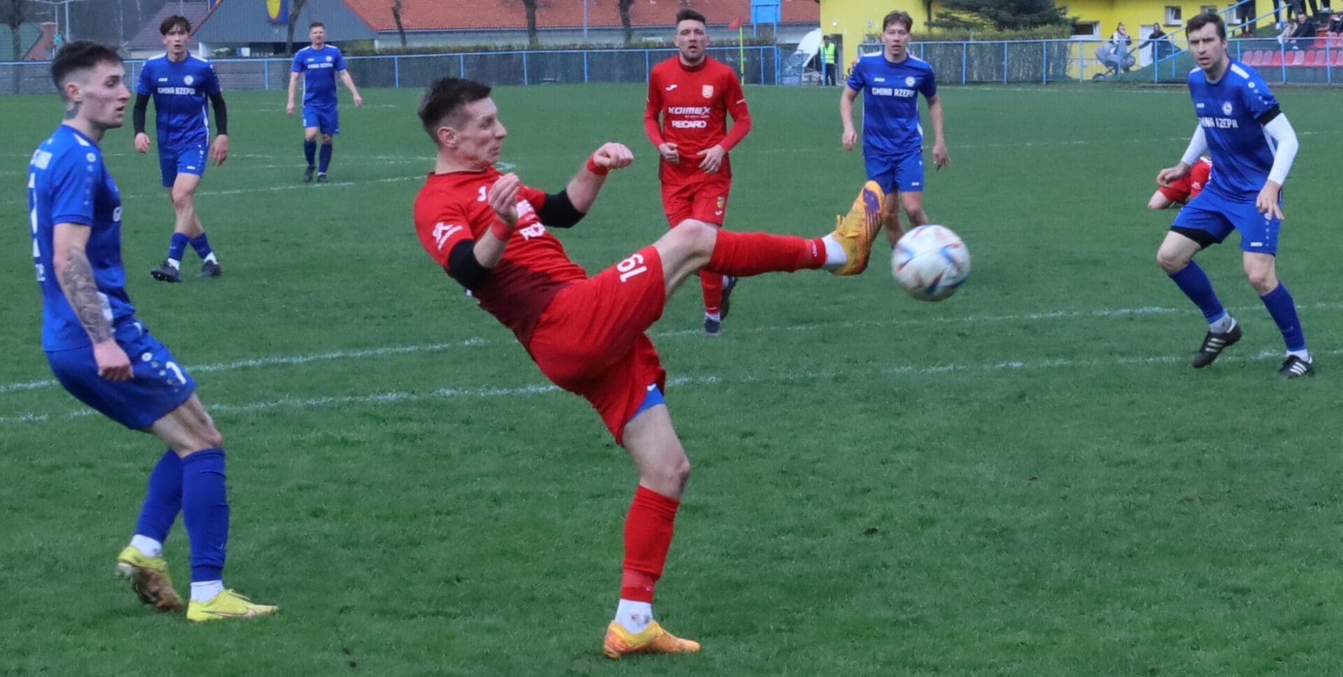 Ośmiu mężczyzn na boisku  Ilanka traci pierwsze punkty wiosną Pogoń wciąż niepokonana ZDJĘCIA