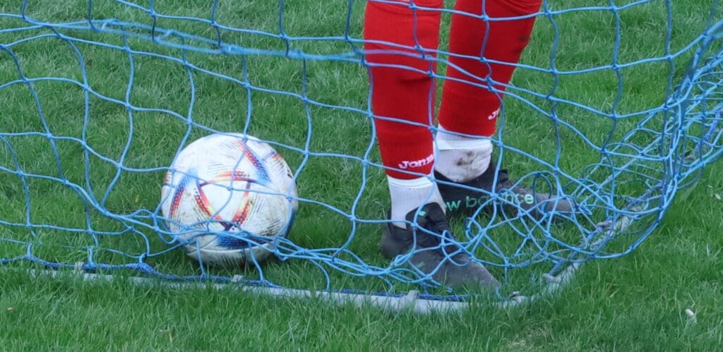 Piłkarski weekend 15-16 kwietnia. Dobra passa III-ligowców (WYNIKI, ZDJĘCIA) Piłka w bramce