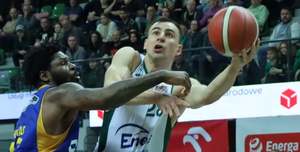 Zastal bez szans w starciu ze Stalą. Wielkie brawa dla kibiców! (ZDJĘCIA) Dwaj mężczyźni, jeden trzyma piłkę