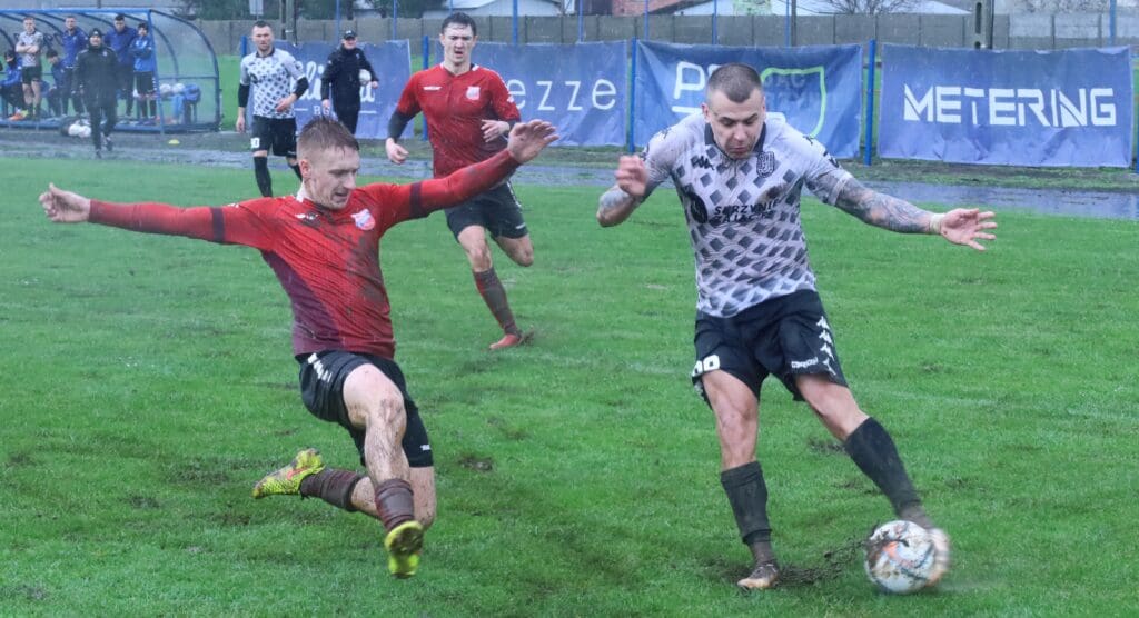 Czterech mężczyzn na boisku