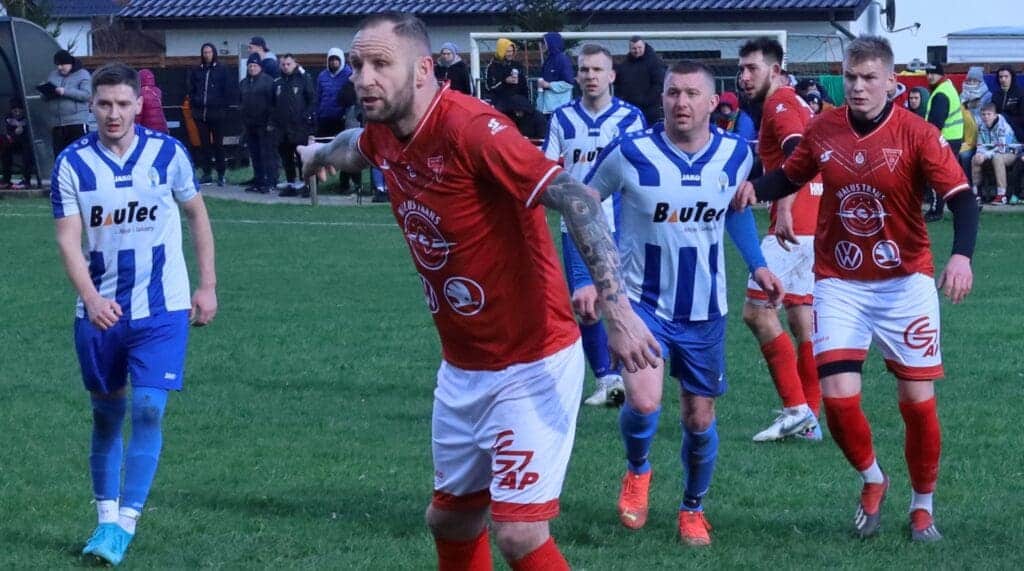 Sześciu mężczyzn na boisku