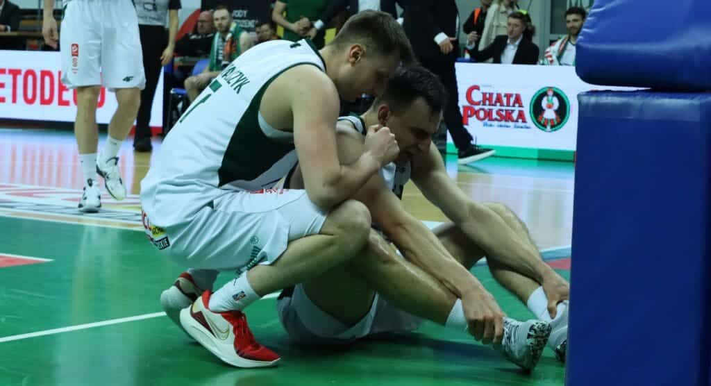 Zastal robi krok w stronę play off. Spójnia rozbita! (ZDJĘCIA) Dwaj koszykarze, jeden siedzi na parkiecie