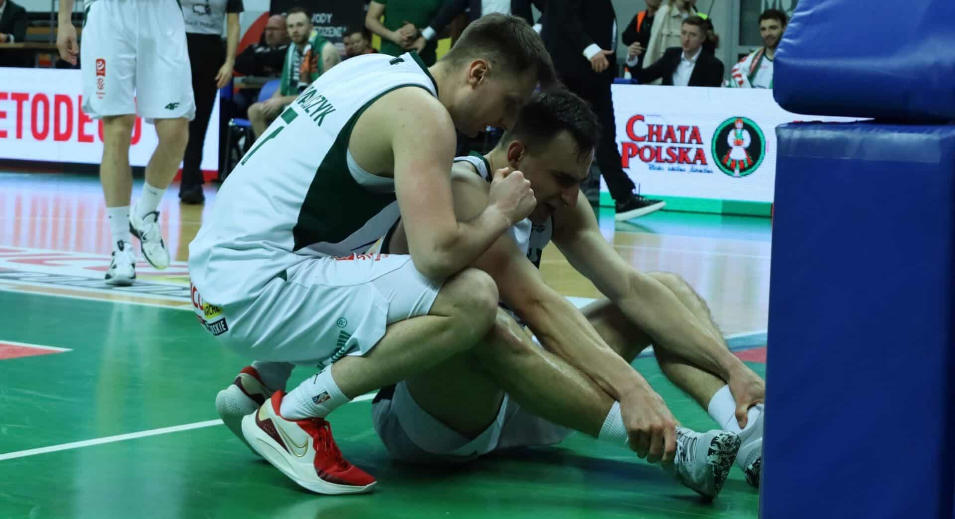 Dwaj koszykarze jeden siedzi na parkiecie  Zastal robi krok w stronę play off Spójnia rozbita ZDJĘCIA