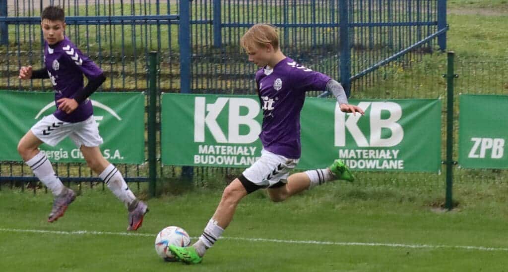 Lechia rewanżuje się Górnikowi i umacnia się na trzecim miejscu (ZDJĘCIA) Dwaj chłopcy grający w piłkę