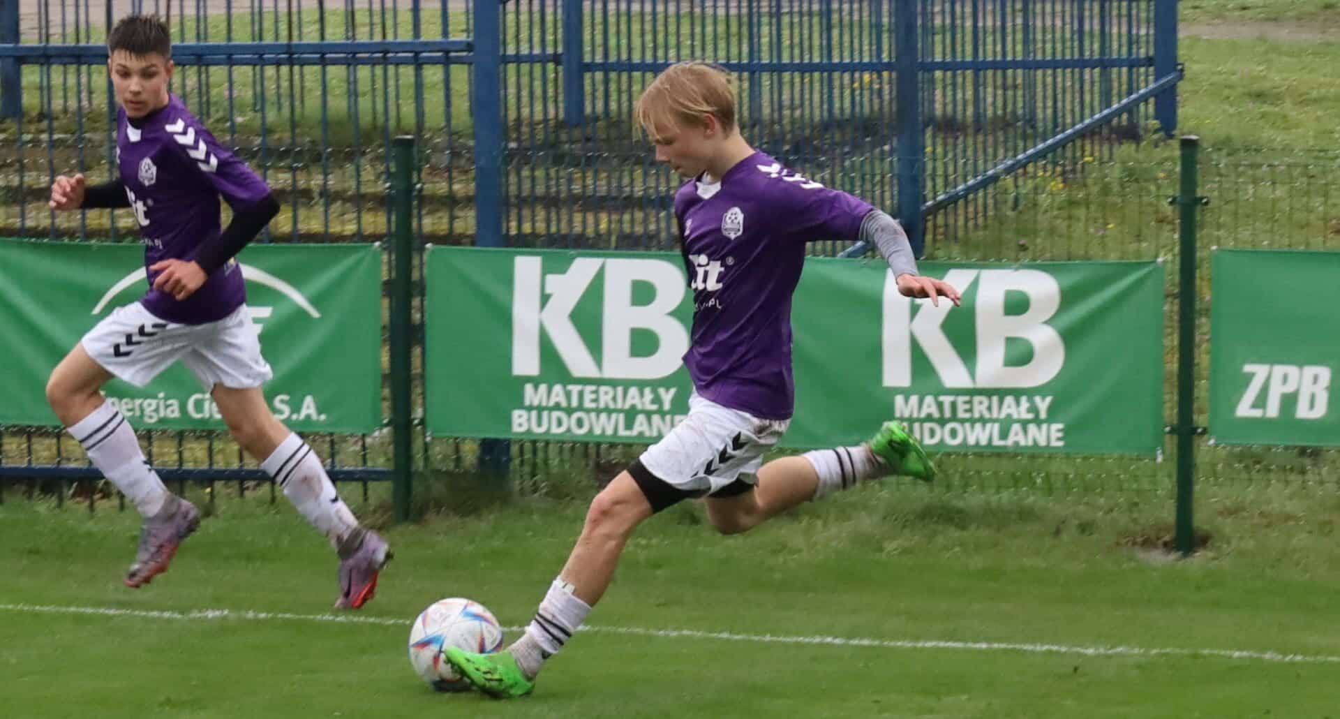 Dwaj chłopcy grający w piłkę  Lechia rewanżuje się Górnikowi i umacnia się na trzecim miejscu ZDJĘCIA