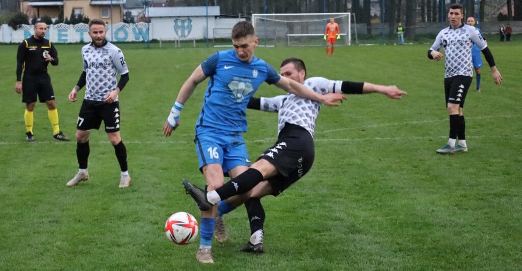 Odra wygrywa z Odrą i wraca na fotel lidera! (ZDJĘCIA) Odra wygrywa z Odrą i wraca na fotel lidera! (ZDJĘCIA) Siedmiu mężczyzn na boisku