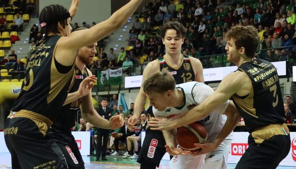 Pięciu mężczyzn gra w koszykówkę