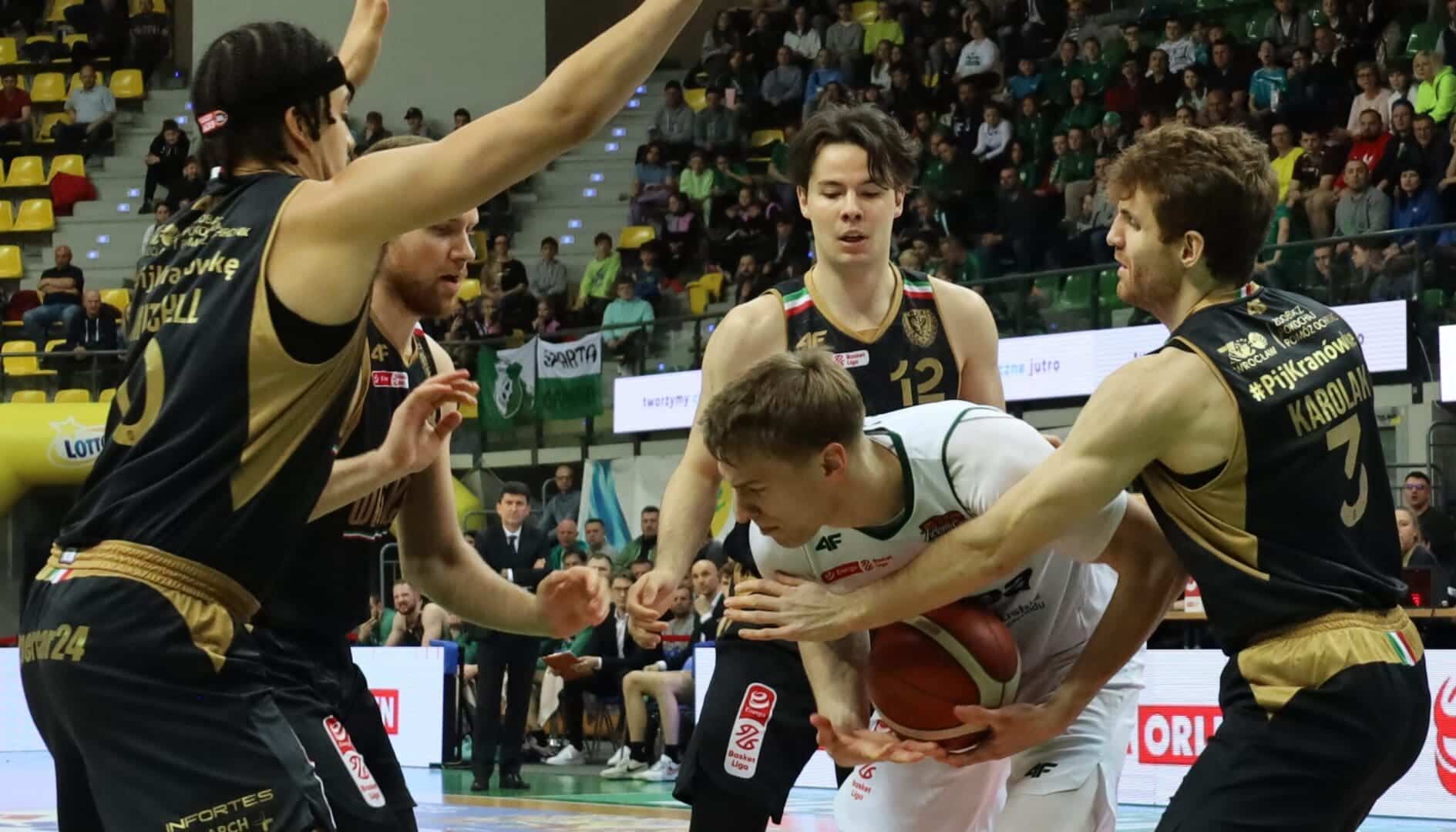 IMG_3666 Pięciu mężczyzn gra w koszykówkę Dobra pierwsza kwarta i to wszystko Zastal rozbity ZDJĘCIA