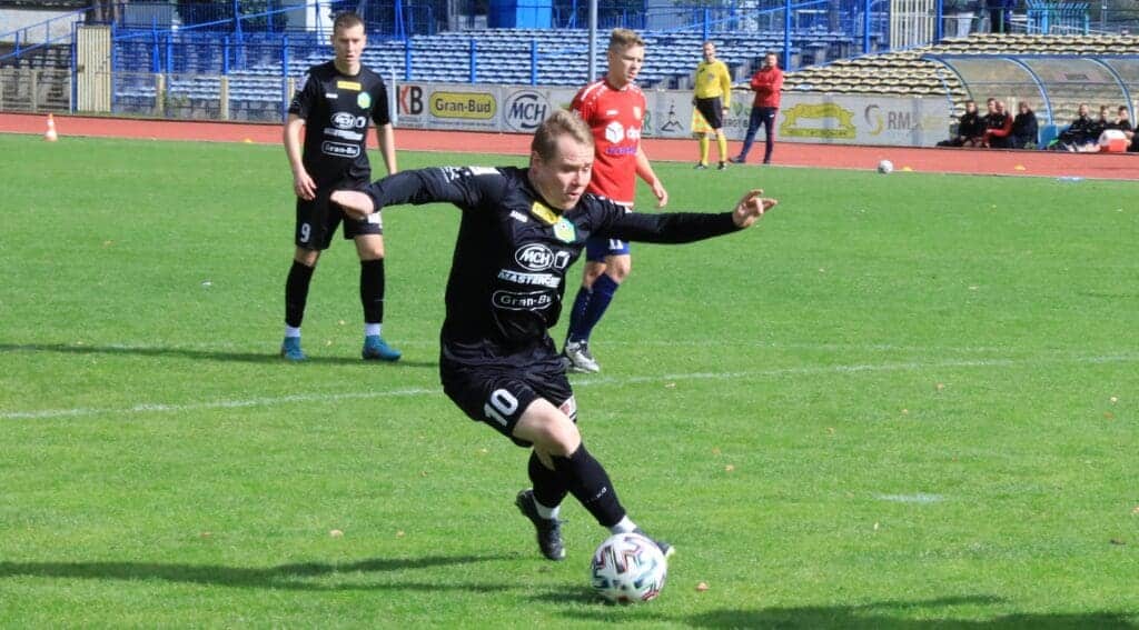 Trzej mężczyźni grający w piłkę