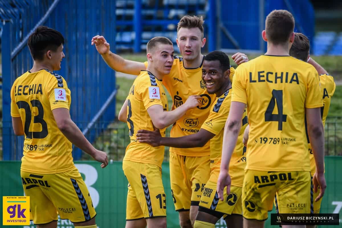 Sześciu mężczyzn na boisku  Lechia i Carina odrobiły zaległości Mamy awans w tabeli ZDJĘCIA