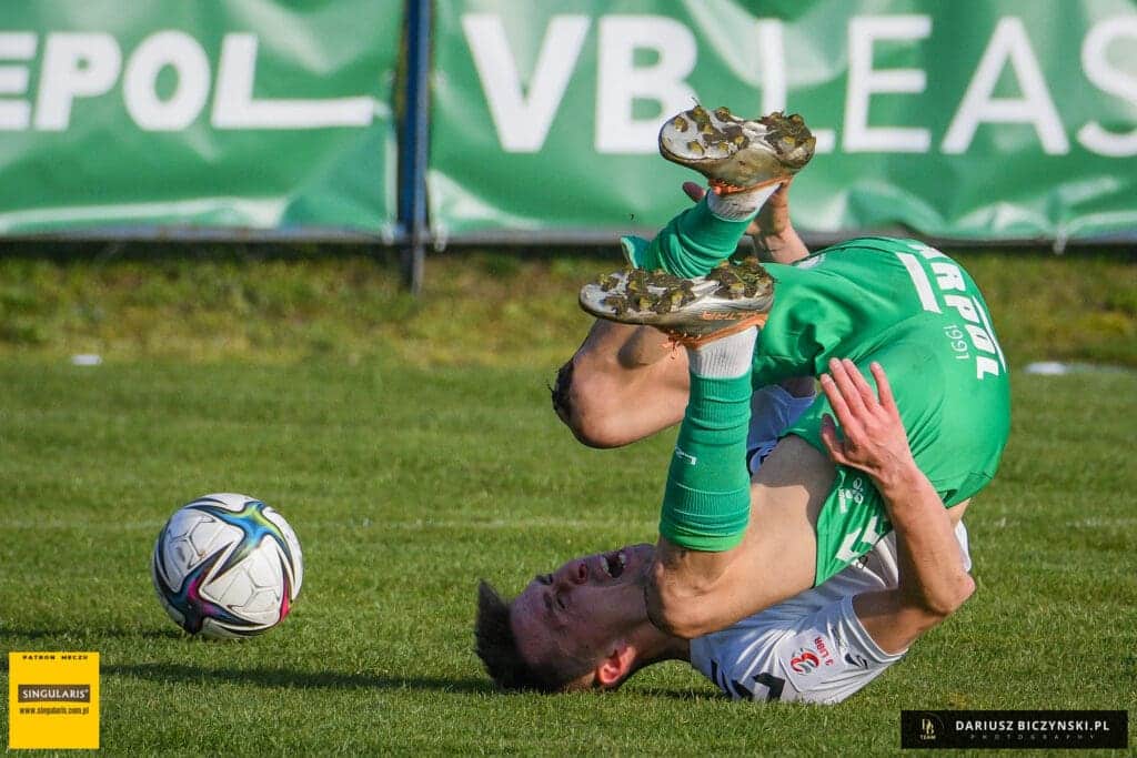 Szalony mecz w Zielonej Górze. Remis Warty, klęska Stilonu (WYNIKI, ZDJĘCIA) Mężczyzna przewracający się na boisku