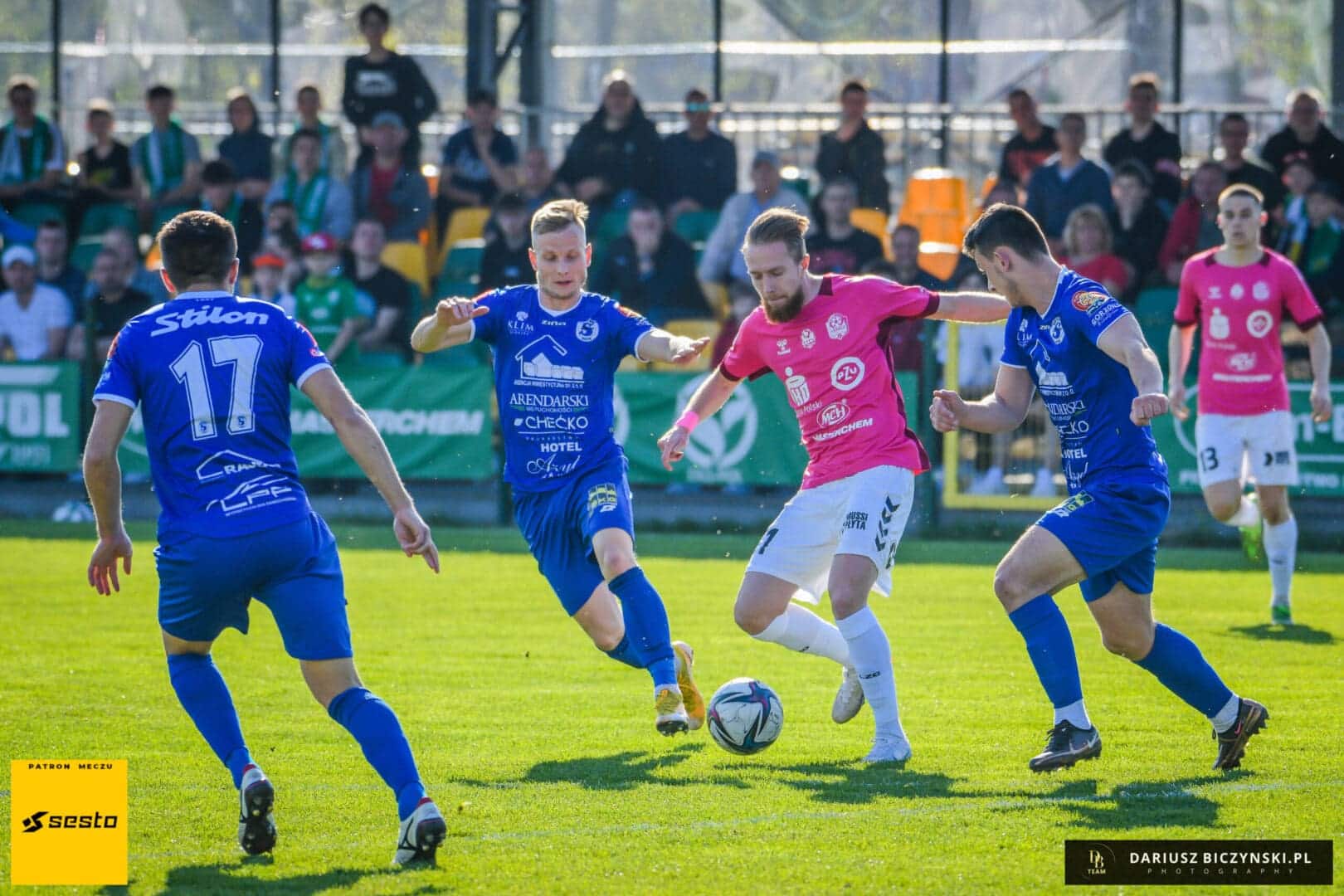 Pięciu mężczyzn na boisku  Piłkarski weekend 22 23 kwietnia Stilon wygrywa w Zielonej Górze WYNIKI ZDJĘCIA