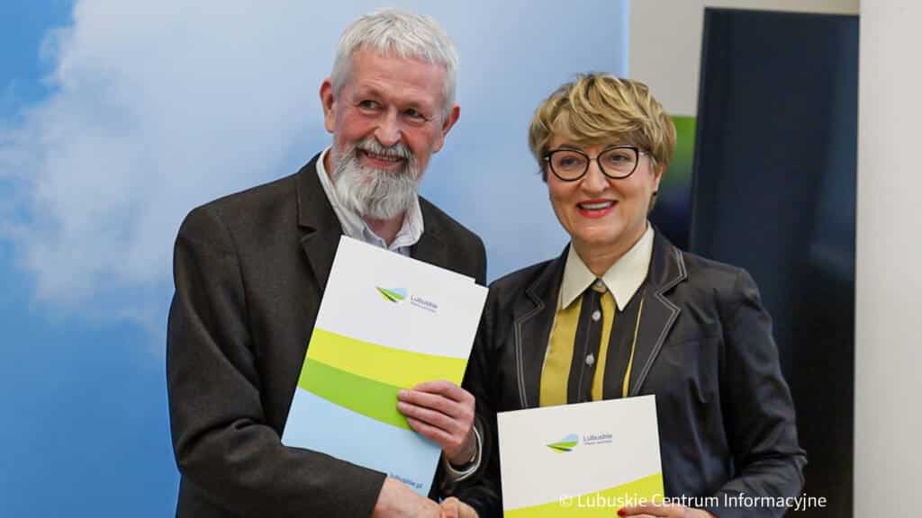 Festiwal Muzyka w Raju - podpisanie umowy, na zdj. od prawej marszałek Elżbieta Anna Polak i Cezary Zych, prezes Fundacji CANOR