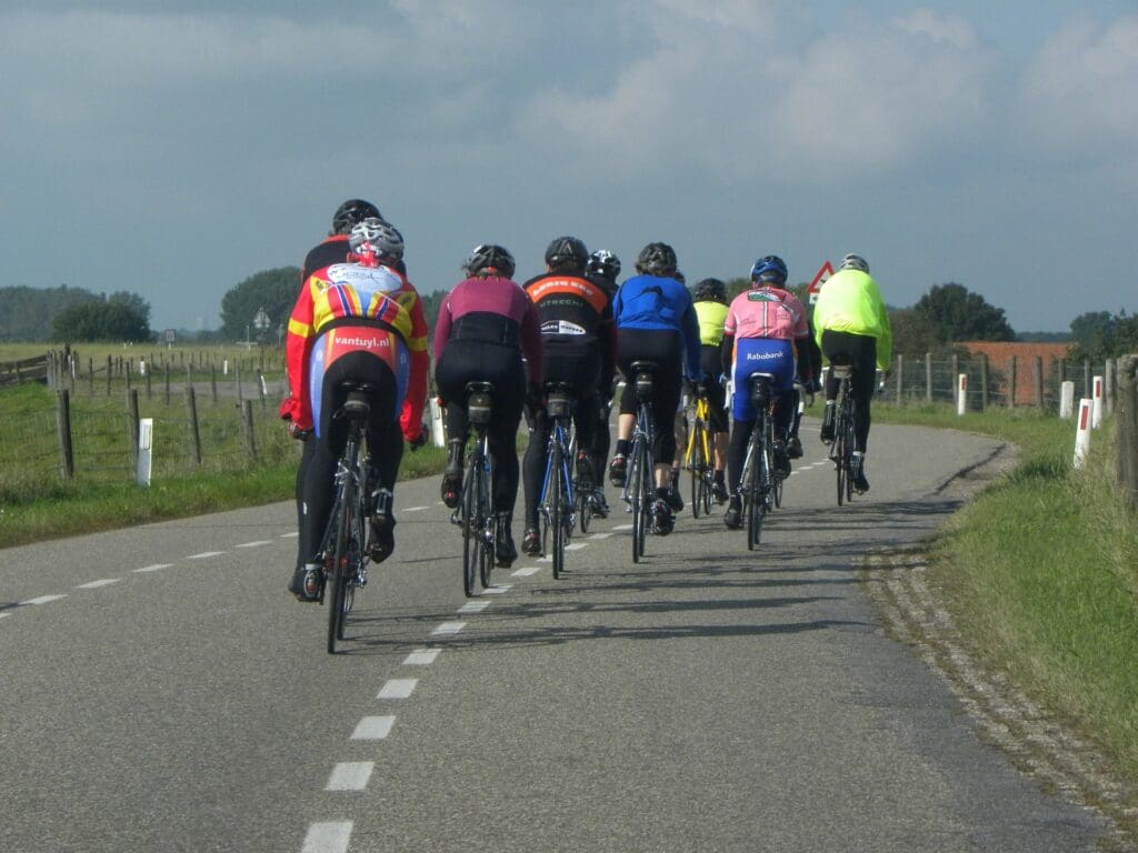 Grupa osób jadących rowerami