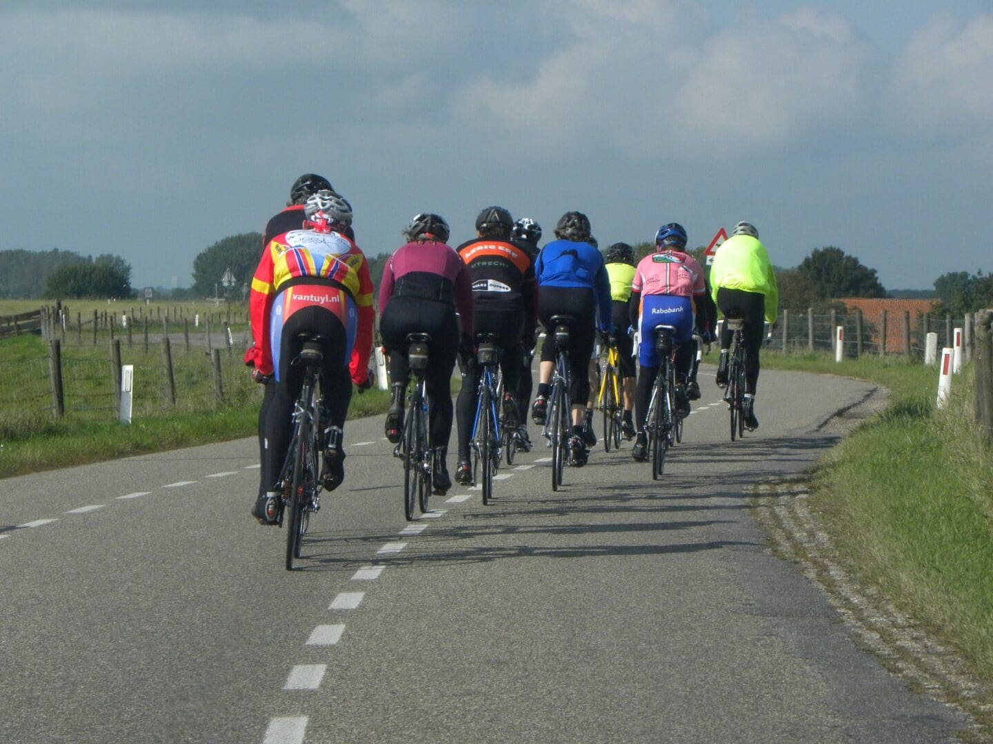 cyclists-g70a1df4b1_1920 Grupa osób jadących rowerami Lubuska Majówka Rowerowa z gościem specjalnym