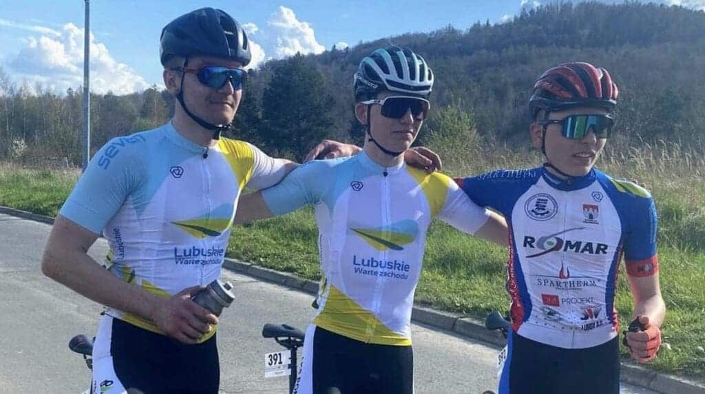 Trzej chłopcy w kolarskich strojach