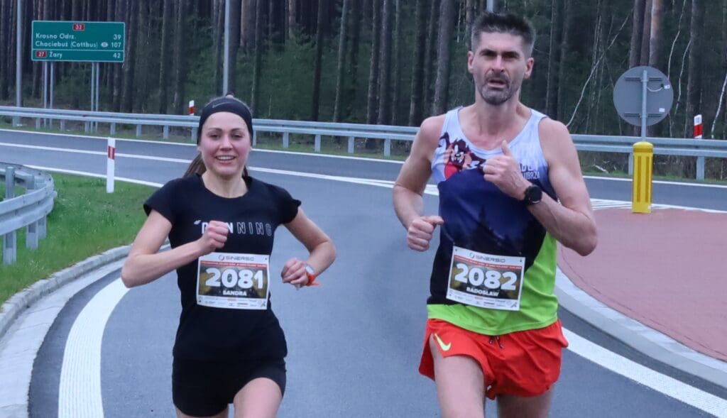 Sandra Nowak: Asfalcik prosty, więc super się biegło (ROZMOWA) Sandra Nowak: Asfalcik prosty, więc super się biegło (ROZMOWA) Biegnący kobieta i mężczyzna