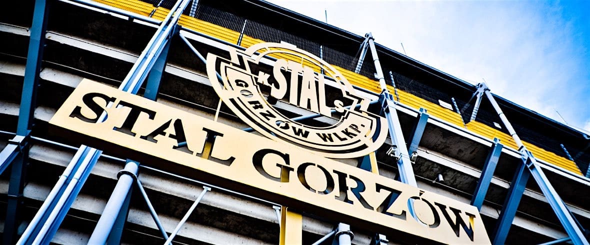 Szyld z napisem Stal Gorzów  Ochrona użyła gazu Stal przeprasza kibiców