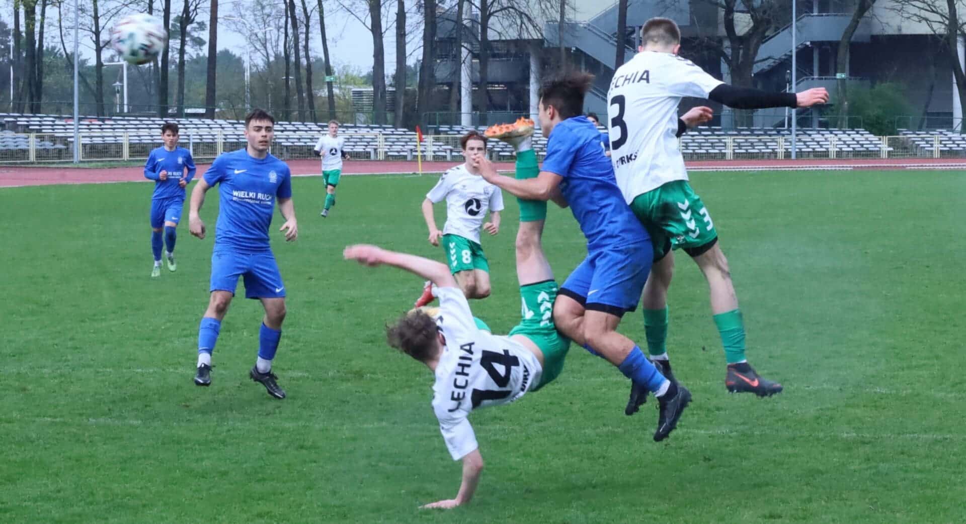 Ośmiu młodych piłkarzy na boisku  Lechia wysoko przegrywa z Ruchem Kapitan Bardzo zły mecz w naszym wykonaniu ZDJĘCIA