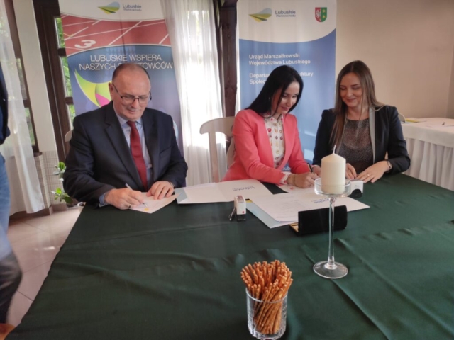 Podpisanie umów o dofinansowanie w Lubięcinie - Lubuska Baza Sportowa, Lubuska baza Turystyczna, prace remontowo-konserwatorskie Podpisanie umów o dofinansowanie w Lubięcinie - Lubuska Baza Sportowa, Lubuska baza Turystyczna, prace remontowo-konserwatorskie