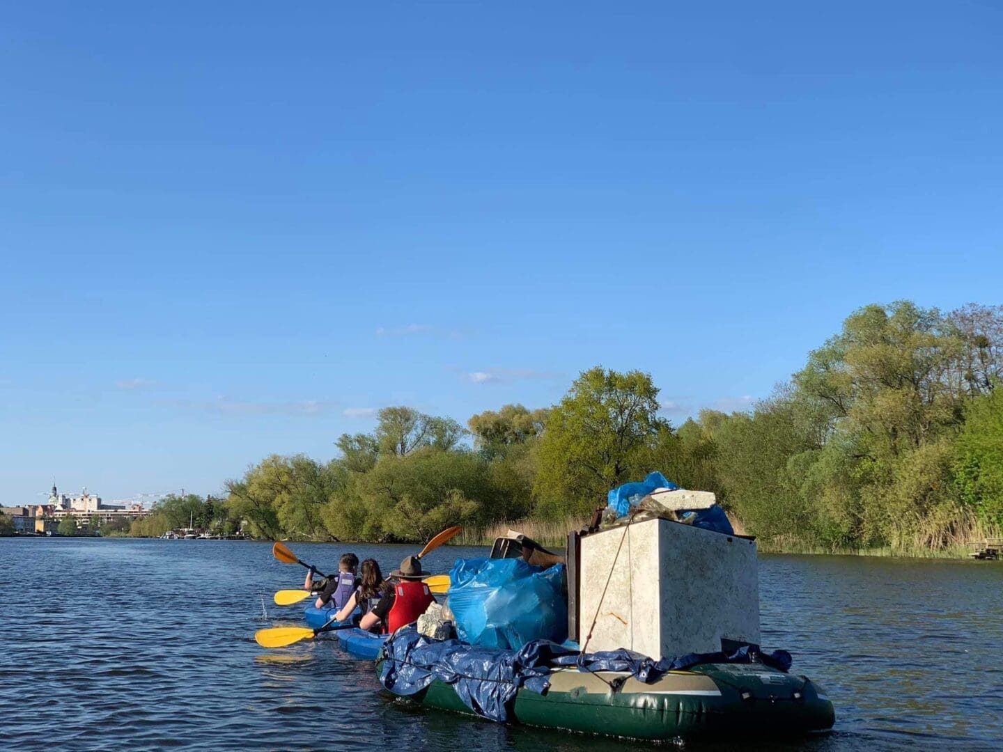 Zdjęcia z czyszczenia Odry   Akcja Czysta Odra  10 dni mokrej roboty 20 tys tysięcy ochotników 145 ton zebranych śmieci