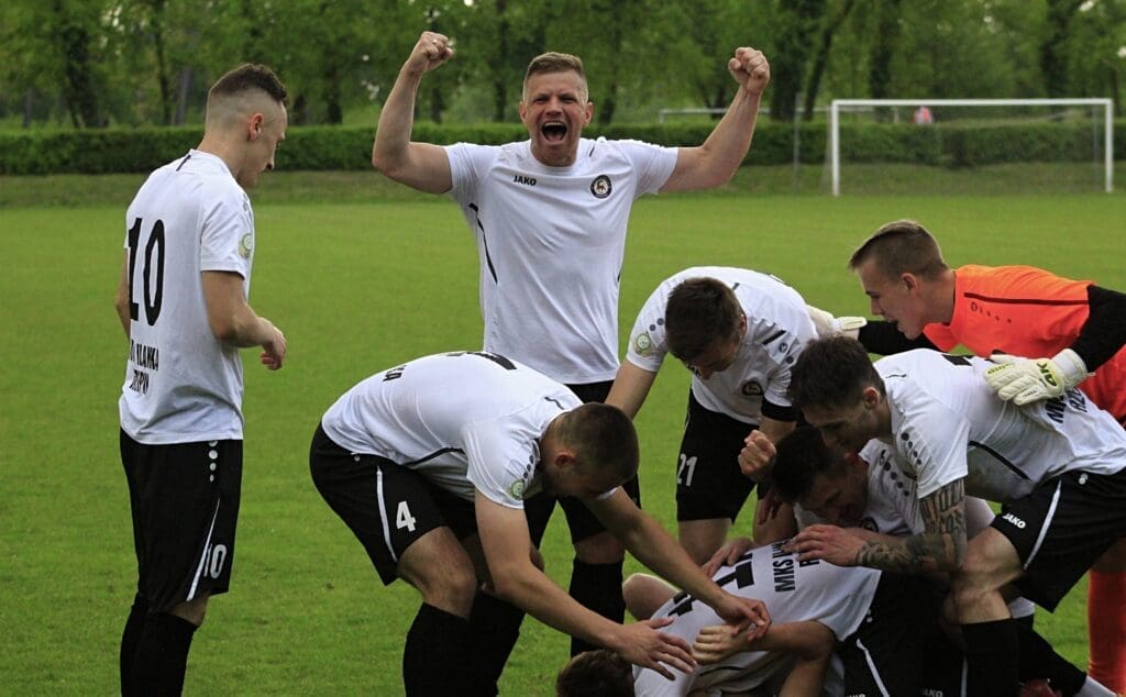 Ośmiu mężczyzn na boisku