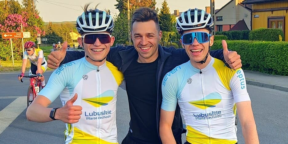 Trzej uśmiechnięci młodzi ludzie