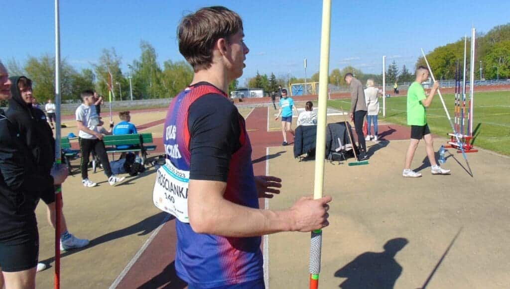 Chłopak trzymający oszczep