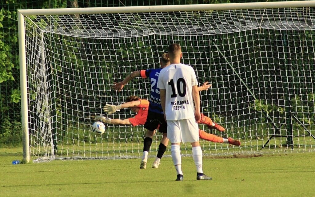 Trzech piłkarzy na boisku