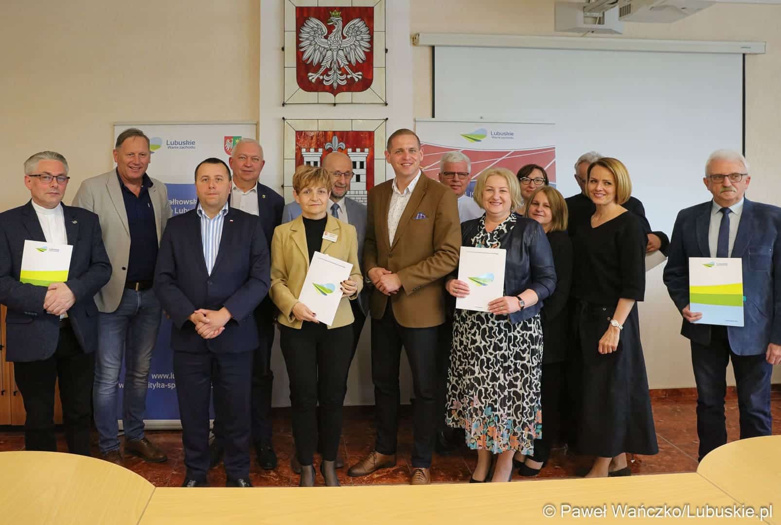 Podpisanie umów w Urzędzie Miasta w Sławie  Powiat wschowski 270 tys zł na sport i 200 tys na zabytki WIDEO