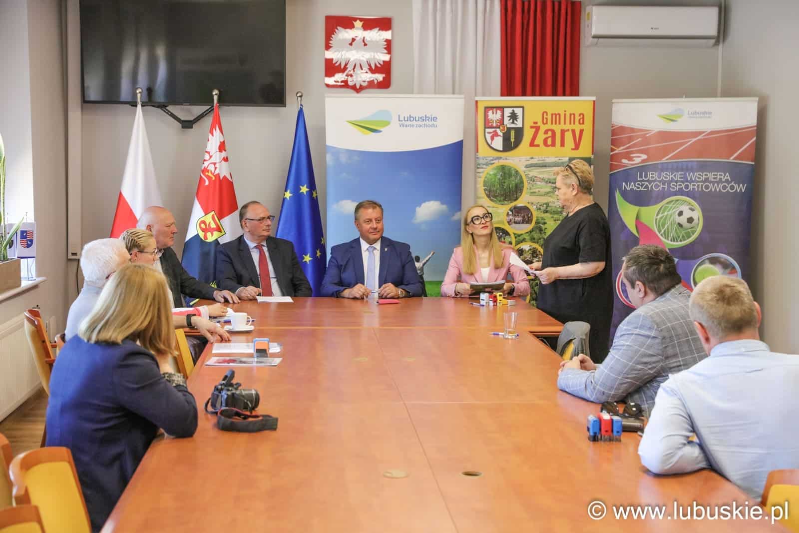   Powiat Żarski W Bieniowie zbudują bulodrom a we Włostowie wyremontują pałac