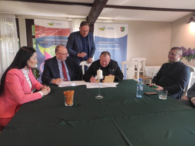 Podpisanie umów o dofinansowanie w Lubięcinie - Lubuska Baza Sportowa, Lubuska baza Turystyczna, prace remontowo-konserwatorskie Podpisanie umów o dofinansowanie w Lubięcinie - Lubuska Baza Sportowa, Lubuska baza Turystyczna, prace remontowo-konserwatorskie