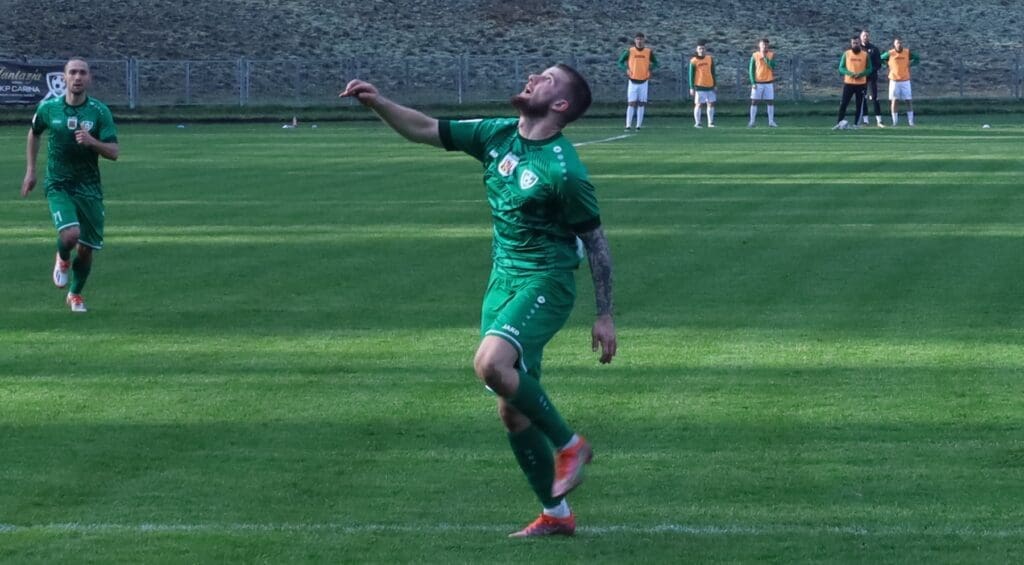 Dwaj mężczyźni na boisku