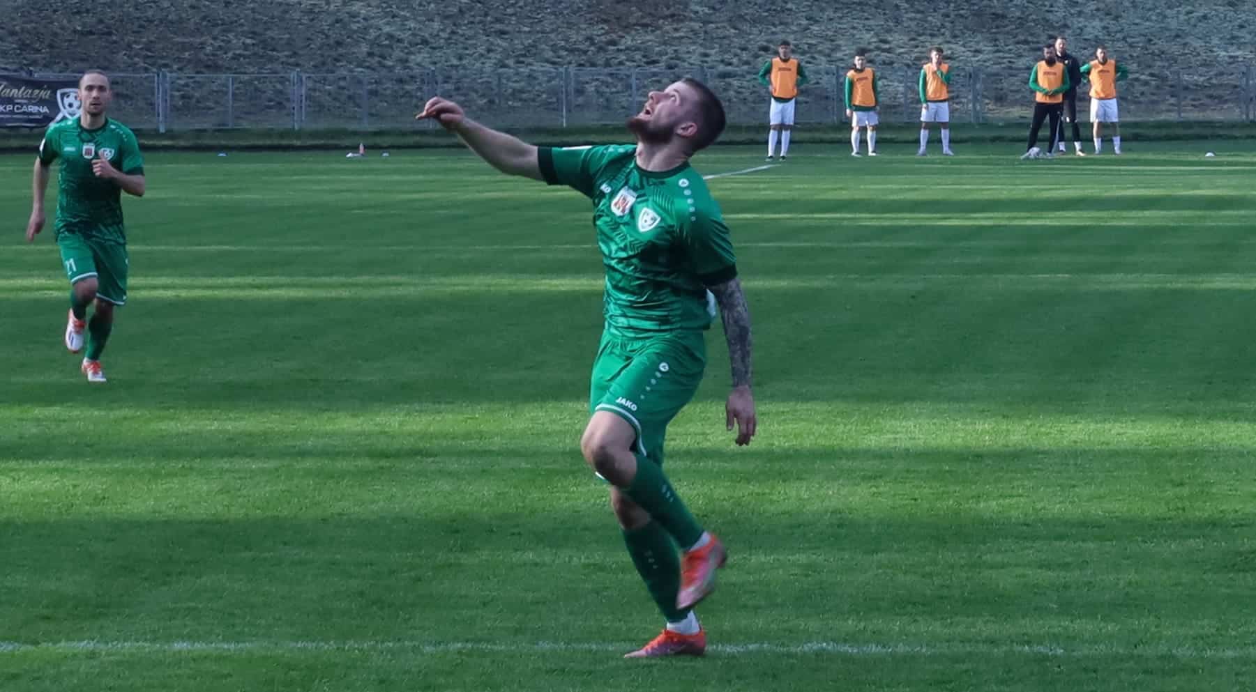 Dwaj mężczyźni na boisku  Carina i Czarni w finale Pucharu Polski Błysk Błażeja Strugaru